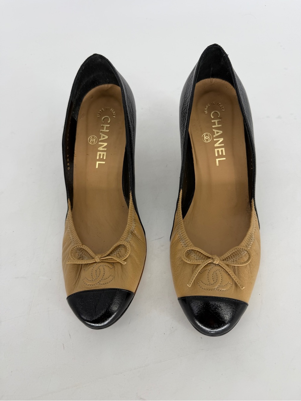 Chanel Classic CC Logo Cap Toe Leather Bow Elastic   Pumps Heels Size 37